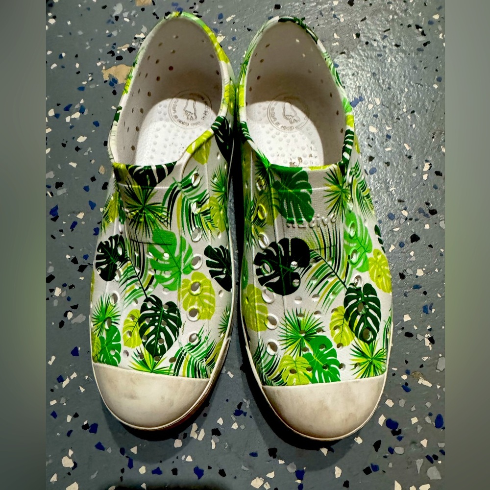 Tropical Leaf Native Slip-On Shoes size J2 Jefferson